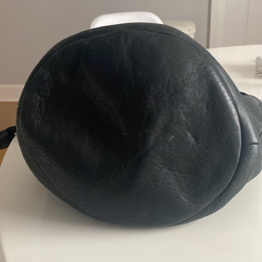 BAGGU Black Crossbody Bag with Sleek Design - Picture 9 of 9
